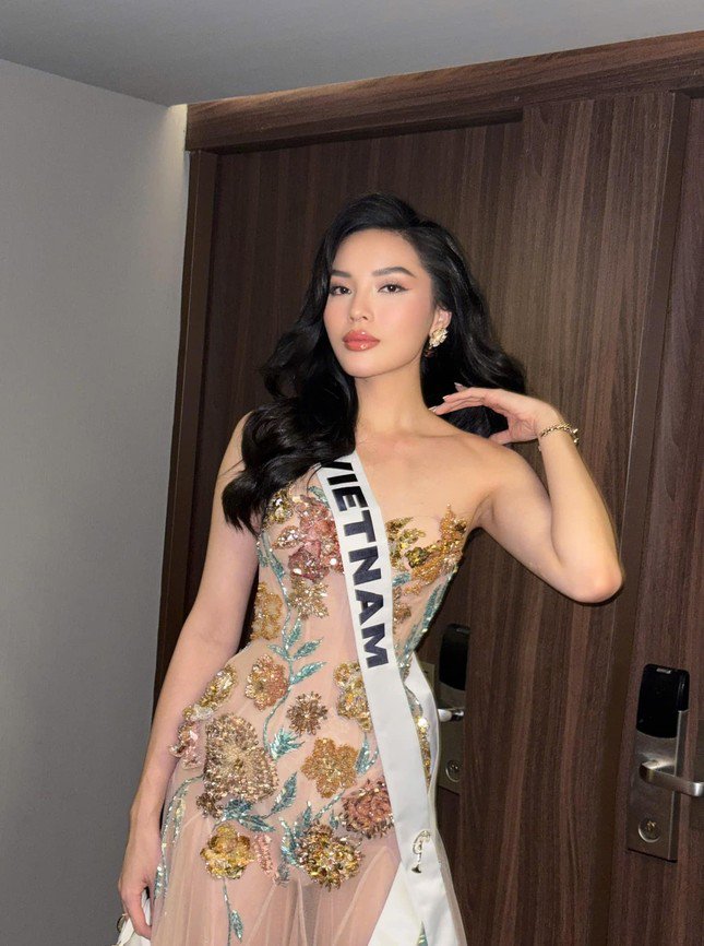 Nàng hậu phải liên tục trang điểm, làm móng trong những ngày thi Miss Universe 2024.