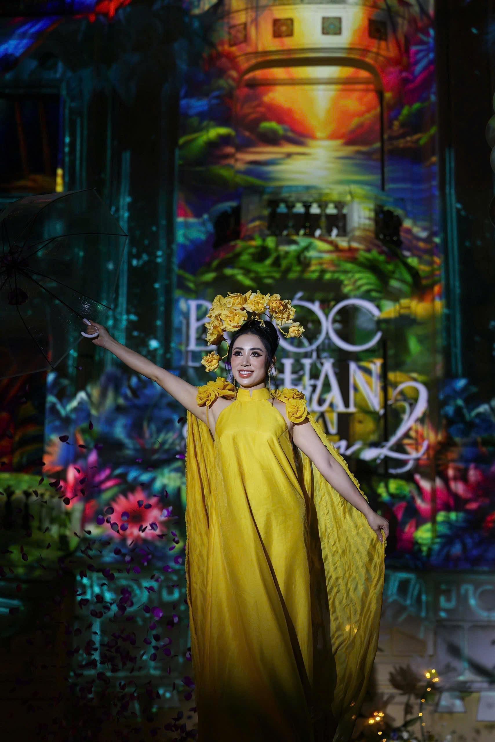 Phạm Quỳnh sải bước điêu luyện trên sàn catwalk cùng màn xoay ô mở màn cho 22 model và 22 bộ trang phục tâm huyết của Thanh Hương Bùi