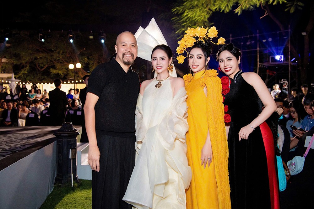 NTK Bùi Thanh Hương chụp ảnh với NTK Đức Hùng và 2 người bạn tri kỉ Phạm Quỳnh, CEO Quế Anh