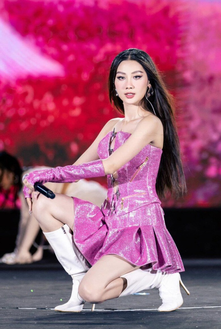 Quế Anh xuất hiện ấn tượng với phong cách thiên thần trên sân khấu âm nhạc.