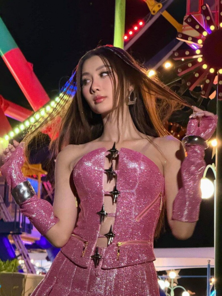 Cô được nhận định quá gợi cảm và nổi bật với hình tượng lần này với lần đầu đảm nhận vai trò ca sĩ.