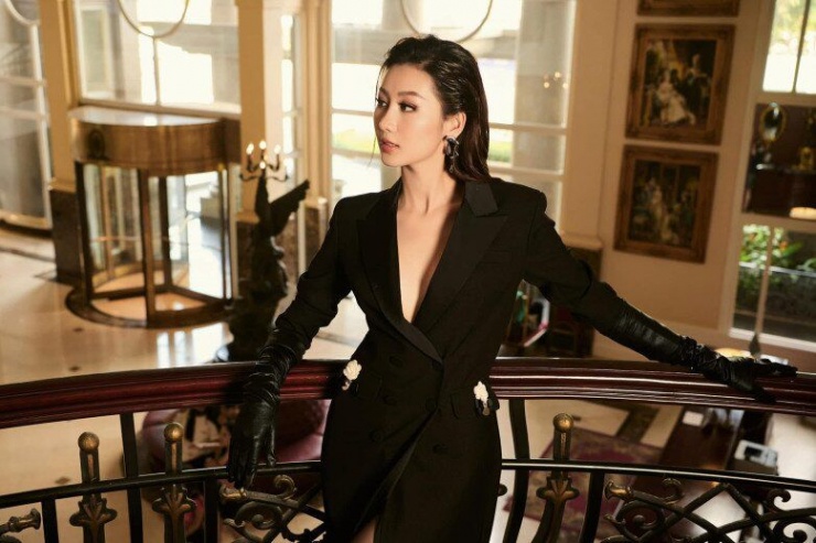 Những mẫu váy áo cá tính kết hợp đường cut out táo bạo cũng được Quế Anh ứng dụng triệt để.