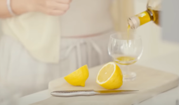 Uhm Jung Hwa sử dụng chanh vàng có ưu điểm chua dịu, thơm và không bị đắng như chanh xanh.