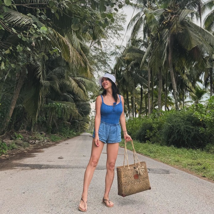 Ở tuổi ngũ tuần, Uhm Jung Hwa thường được khen trẻ đẹp hơn tuổi nhờ vóc dáng nuột nà, gu thời trang trẻ trung.