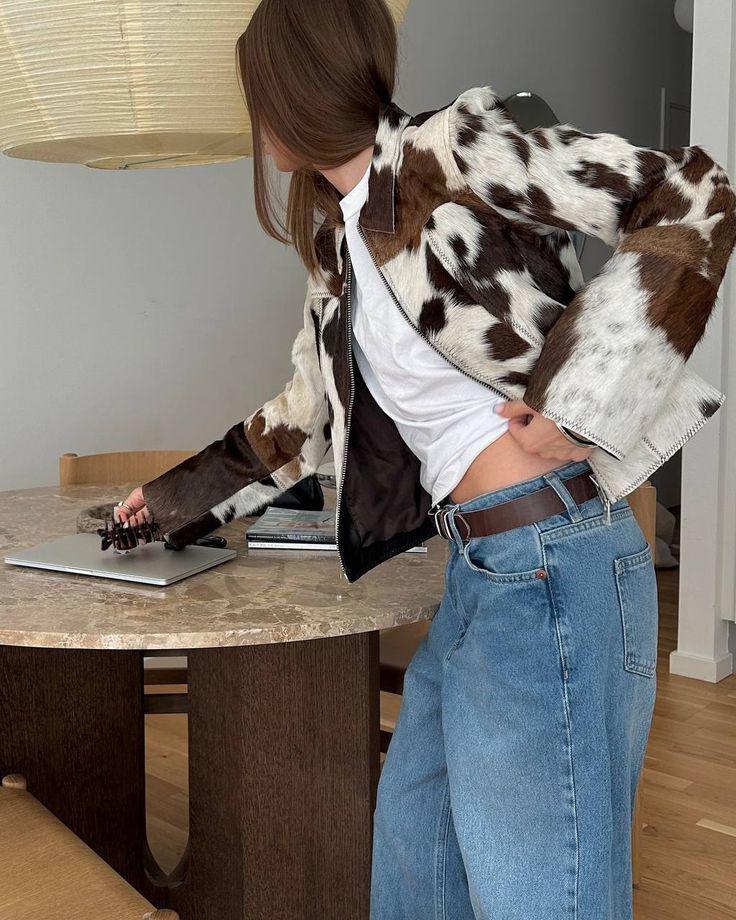 Áo khoác da bò mix&amp;match cùng áo thun và quần jeans mang đến phong cách phóng khoáng, hiện đại.