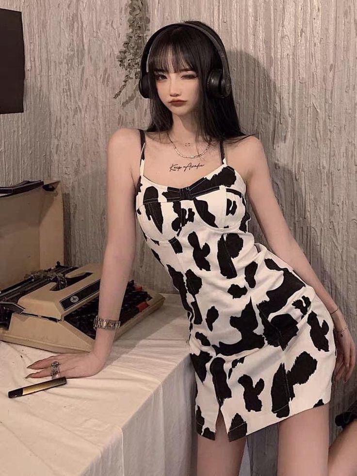 Quyến rũ và cuốn hút khi mix&amp;match cùng kiểu đầm hai dây họa tiết da bò.