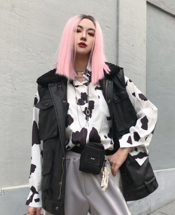 Kết hợp áo sơ mi họa tiết da bò cùng áo khoác&nbsp;ngoài, phối&nbsp;cùng vài phụ kiện giúp nàng trông phá cách và năng động.