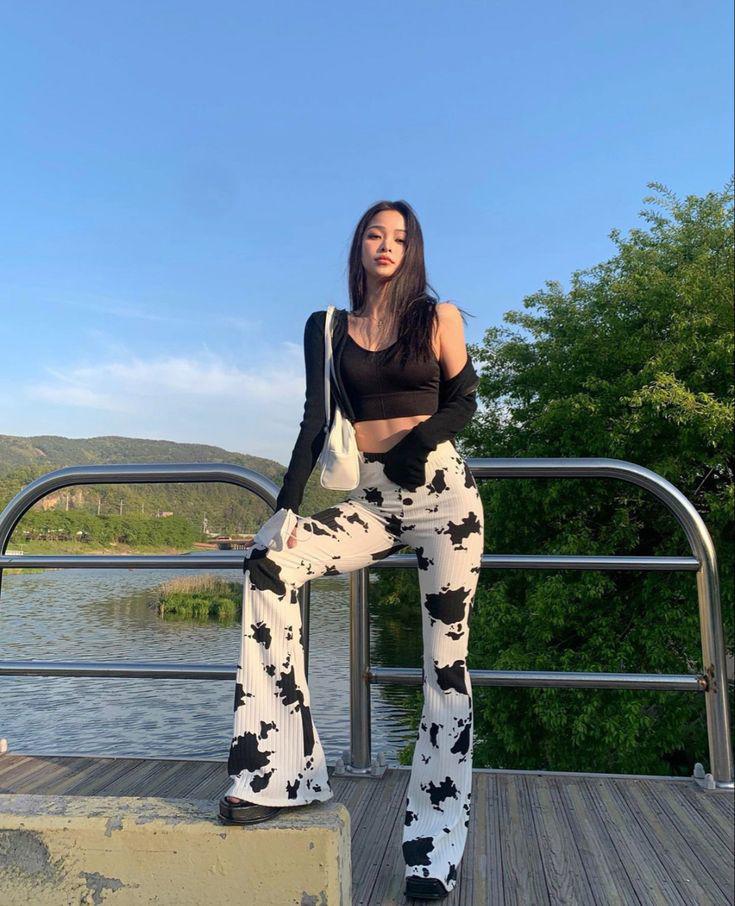 Hoặc đơn giản hơn, diện&nbsp;tank top cùng chiếc quần dài họa tiết bò mang lại sự nhẹ nhàng trong trang phục.