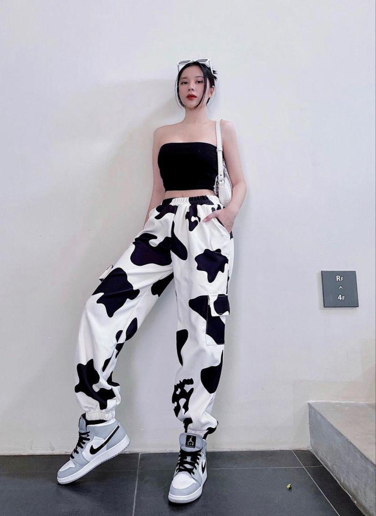 Phối quần dài họa tiết da bò cùng&nbsp;sneakers là&nbsp;phong cách streetwear được nhiều cô nàng yêu thích.