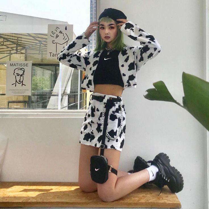 Mix&amp;match trang phục họa tiết da bò tôn lên vẻ đẹp phóng khoáng có chút nổi loạn.