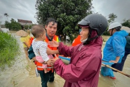 Tin tức trong ngày - Mưa lũ, sạt lở chia cắt nhiều nơi ở Quảng Ngãi, Bình Định