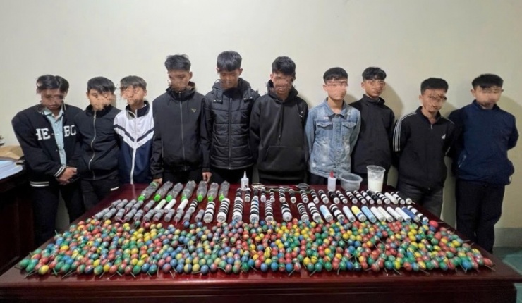 Nhóm học sinh và tang vật tại cơ quan Công an.