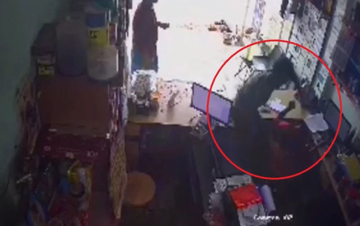 Cô gái bị nam thanh niên tấn công.