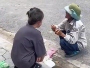 Bạn trẻ - Cuộc sống - Thấy cụ ông ăn hộp cơm thừa mình bỏ đi, cô gái trẻ bật khóc và có hành động đẹp được dân mạng ngợi khen