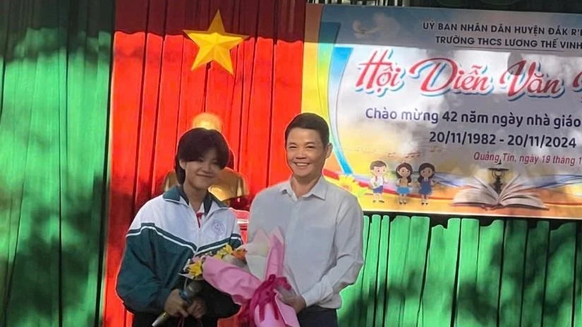 Bảo Thức được giáo viên tại trường trao quà của Bộ trưởng Bộ GD&amp;ĐT. Ảnh: N.V