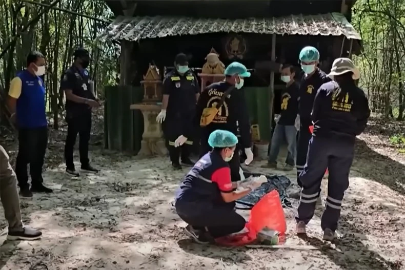 Lực lượng chức năng kiểm tra bằng chứng tại tu viện Pa Nakhon Chaibovorn, tỉnh Phichit (Thái Lan). Ảnh: BANGKOK POST