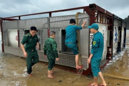 Tin tức trong ngày - Sà lan và 3 bồn kim loại dạt vào bờ biển Quảng Ngãi