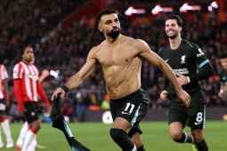 Bóng đá - Liverpool hơn Man City 8 điểm, HLV Slot và Salah lo như Arsenal mùa trước