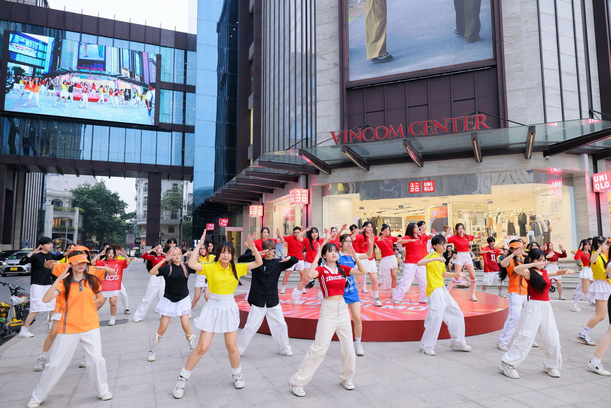 Màn nhảy Flashmob giai điệu Vincom Malliday sôi động tại “Live Duet Dance Challenge”