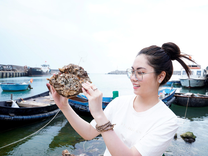 Du khách hào hứng chụp ảnh cùng hàu vừa được đánh bắt tại đảo Cồn Cỏ, Quảng Trị.