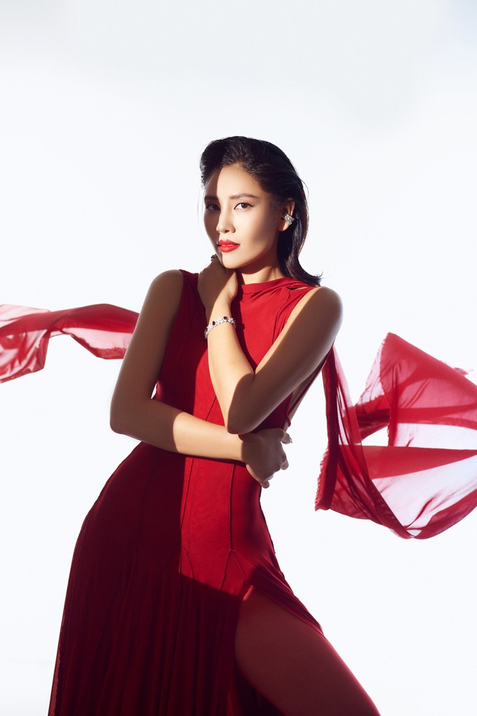 Nguyễn Thị Loan từng 'chinh chiến' ở ba đấu trường nhan sắc quốc tế gồm Miss World 2014, Miss Grand International 2015 và Miss Universe 2017 nên rất tự tin với kinh nghiệm, khả năng catwalk. Người đẹp cho biết niềm vui hiện tại là được chứng kiến học trò tỏa sáng trên sân khấu.