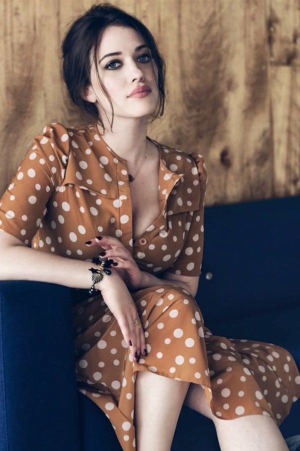 Ở một thiết kế khác, sao phim "Sex and the City" diện đầm màu vàng chấm bi cũng khoe vòng 1 đầy đặn gợi cảm.
