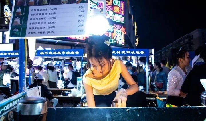 Zhang Dengke từng có 4 năm làm tiếp viên hàng không. Ảnh: Sohu