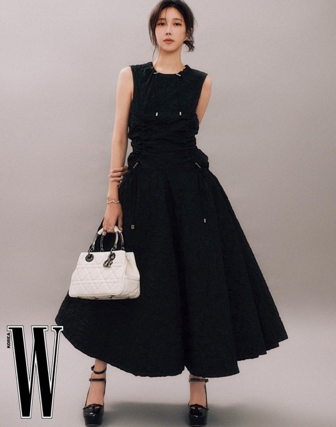 Lee Ji Ah là gương mặt quen thuộc trên nhiều tạp chí tại Hàn Quốc.