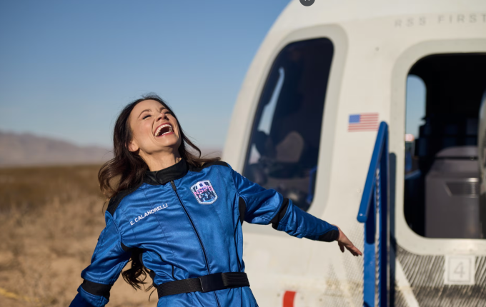 Emily Calandrelli phải nhận những bình luận quấy rối trực tuyến khi đăng tải video khám phá vũ trụ. Ảnh: TheGuardian