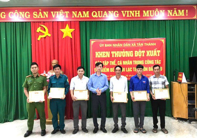 Khen thưởng các lực lượng xuyên đêm tìm bé gái đi lạc