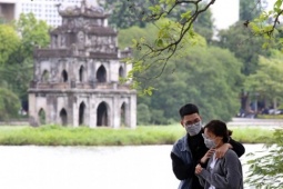 Tin tức trong ngày - Người Hà Nội và du khách ‘diện’ áo ấm xuống phố đón đợt rét đầu mùa