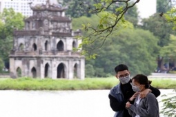 Người Hà Nội và du khách ‘diện’ áo ấm xuống phố đón đợt rét đầu mùa