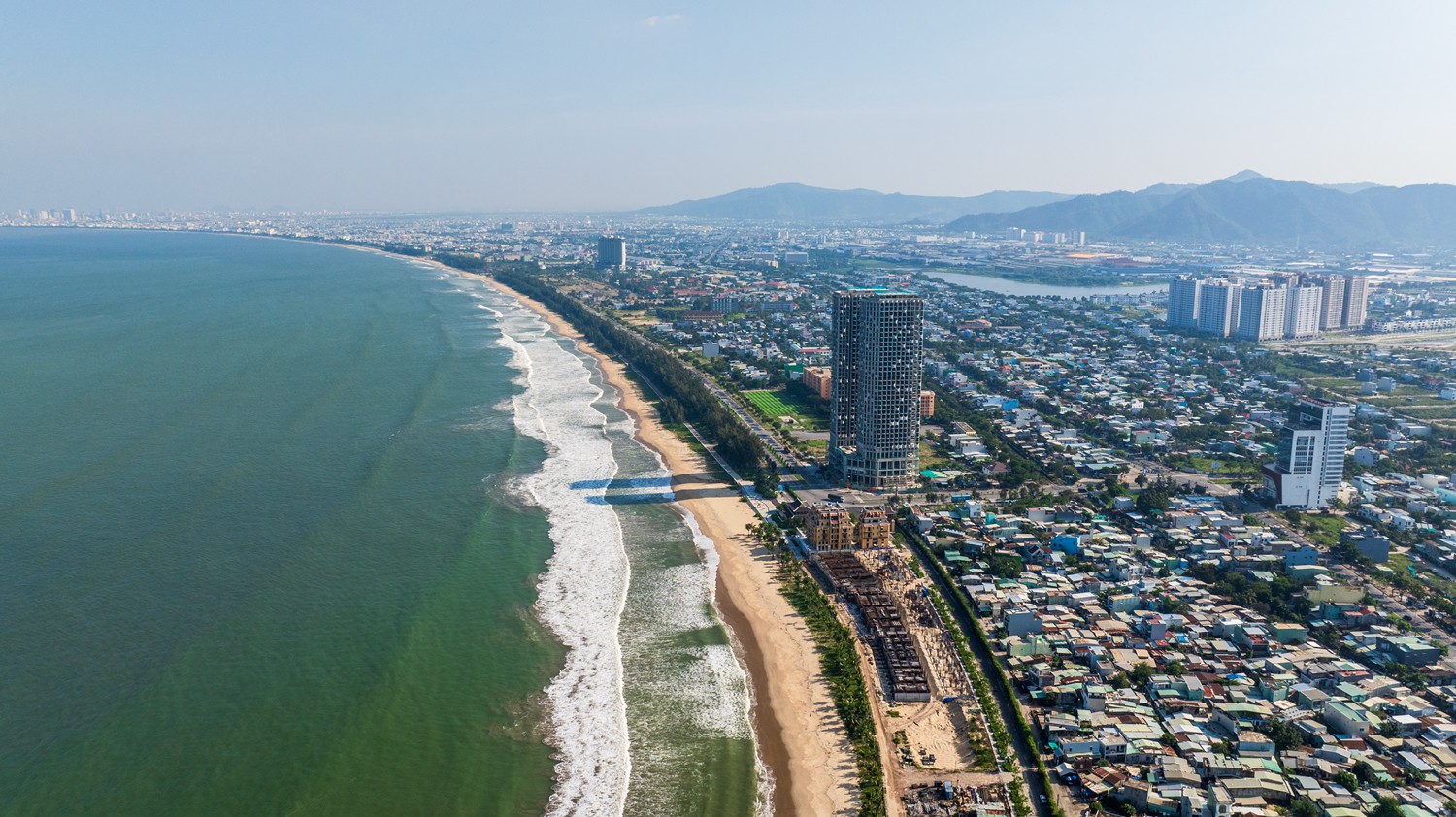 Việc nâng cấp đường ven biển Nguyễn Tất Thành thẳng đến cảng Liên Chiểu góp phần thúc đẩy sự hình thành và phát triển khu vực đô thị phía Bắc thành phố. Ảnh: Anh Vũ.