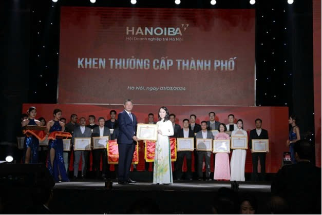 Ms Hồng nhận bằng khen của UBND thành phố Hà Nội