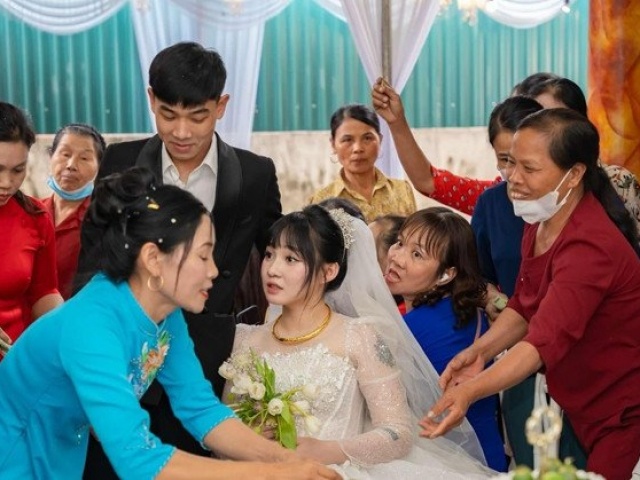 Phong tục lạ ở Vĩnh Phúc khiến cô dâu ngơ ngác giữa đám cưới