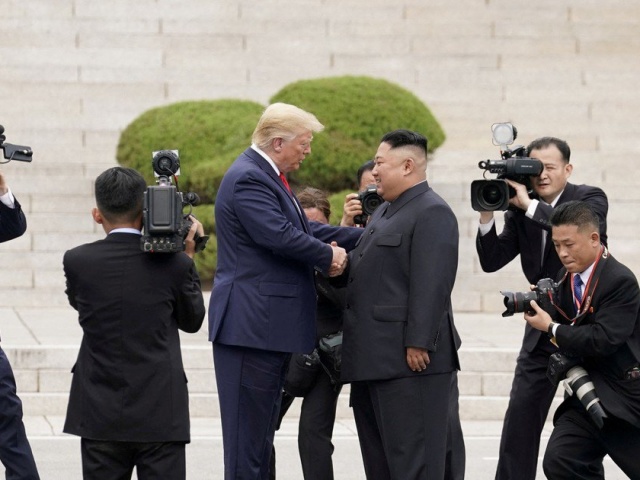 REUTERS: Nhóm ông Trump cân nhắc đàm phán trực tiếp với lãnh đạo Triều Tiên