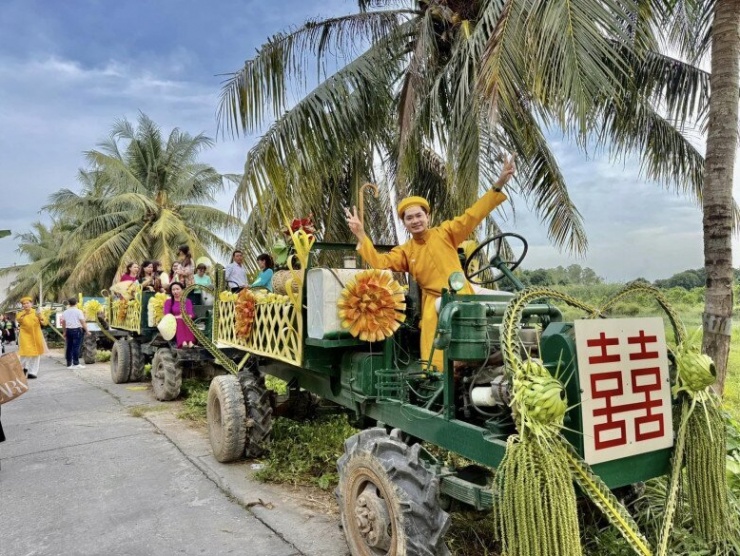 Thanh Đoàn - Hà Trí Quang làm đám cưới lần 3: Dựng cổng đậm chất miền Tây, dàn sao đi máy cày đón chú rể - 3