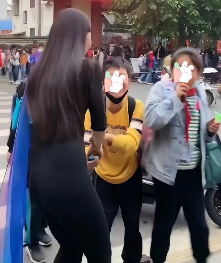 Đến trường đón con, mẹ trẻ diện quần bó sát gợi cảm, nhiều phụ huynh nhìn mà đỏ mặt - 1