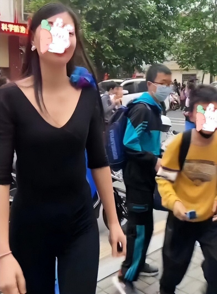 Đến trường đón con, mẹ trẻ diện quần bó sát gợi cảm, nhiều phụ huynh nhìn mà đỏ mặt - 3