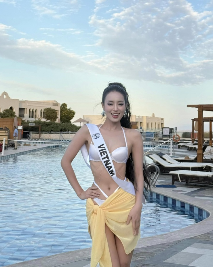 Phần thi trình diễn áo tắm của Miss Intercontinental 2024 vừa diễn ra tại Ai Cập. Á hậu Khánh Linh diện bikini trắng theo yêu cầu ban tổ chức.