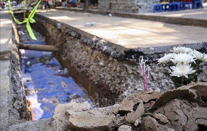 Nơi công nhân thi công cải tạo hệ thống thoát nước ở ngõ 167 Tây Sơn phát hiện tiểu quách, bên trong chứa hài cốt.