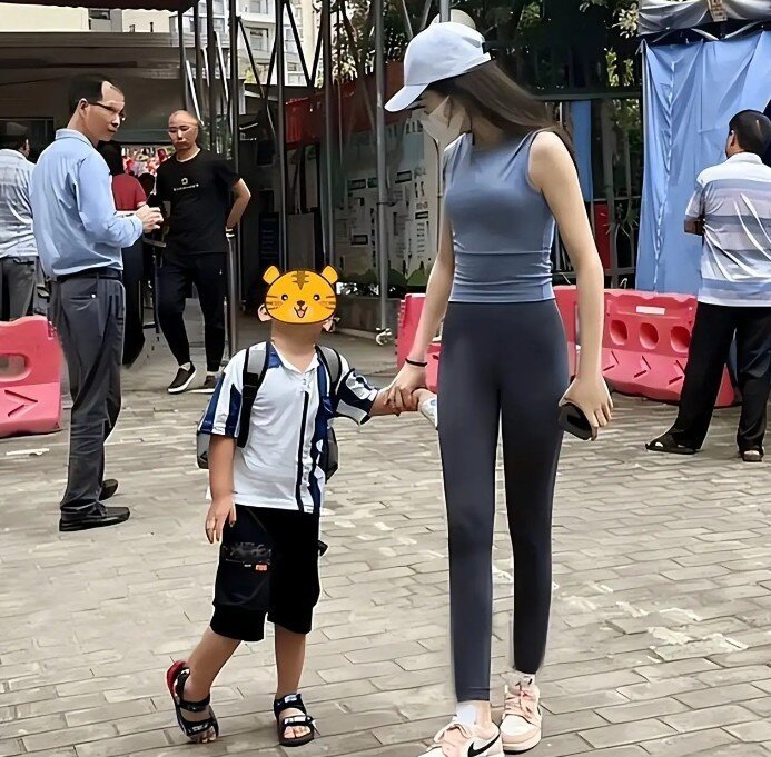 Đến trường đón con, mẹ trẻ diện quần bó sát gợi cảm, nhiều phụ huynh nhìn mà đỏ mặt - 4