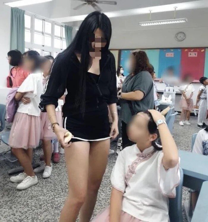 Đến trường đón con, mẹ trẻ diện quần bó sát gợi cảm, nhiều phụ huynh nhìn mà đỏ mặt - 5