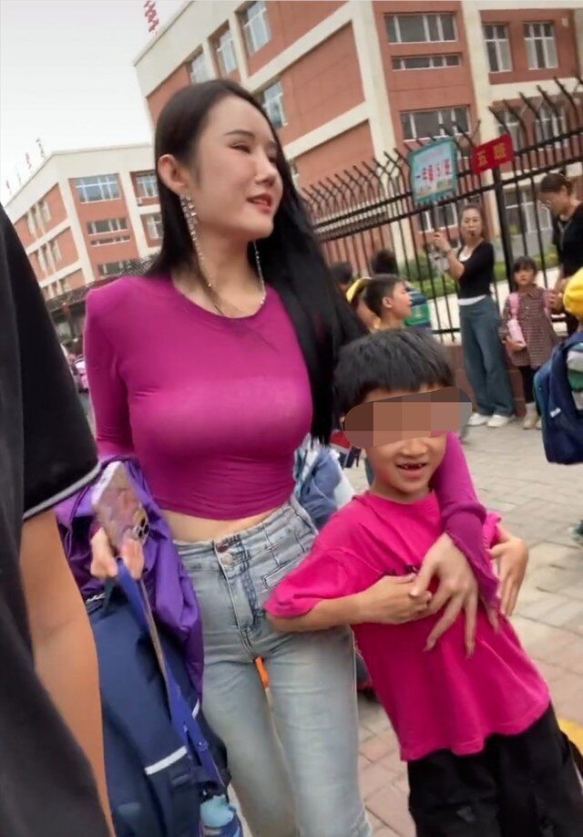 Đến trường đón con, mẹ trẻ diện quần bó sát gợi cảm, nhiều phụ huynh nhìn mà đỏ mặt - 6