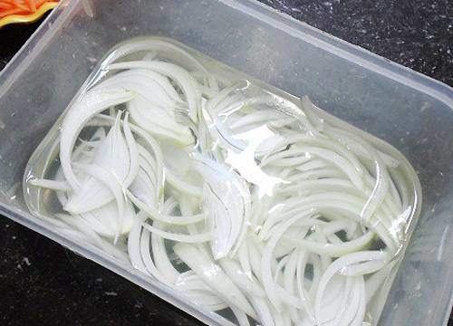 Hành tây và giấm đều là những nguyên liệu dễ kiếm trong bếp.