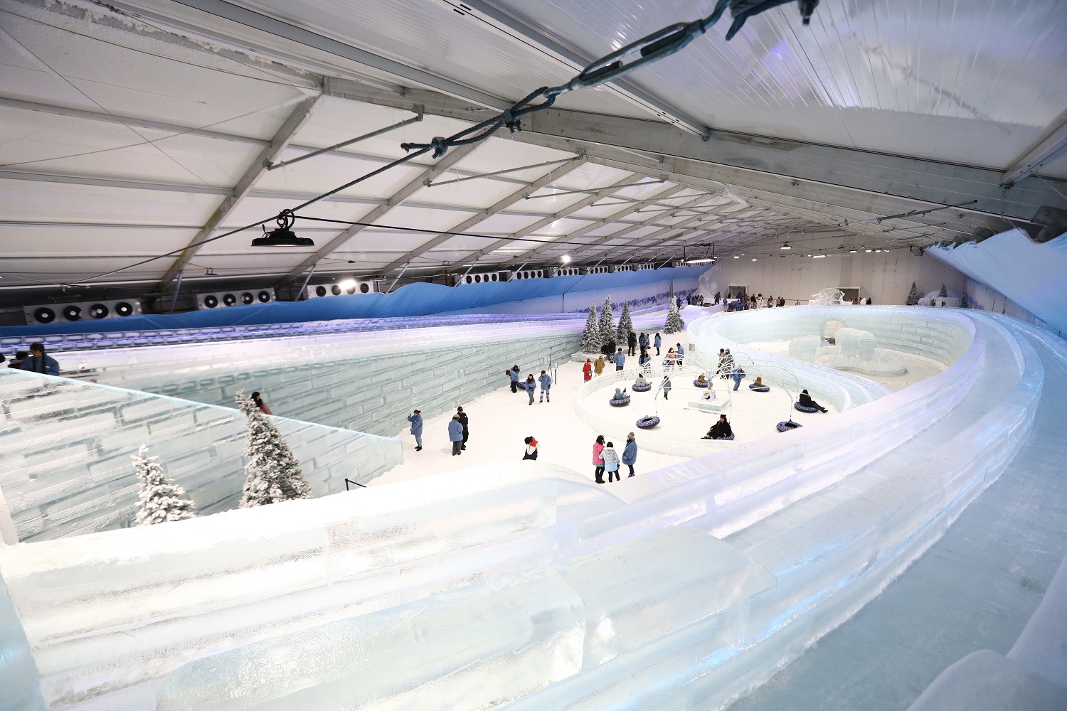 Không gian tuyết phủ trắng rộng tới 4.000m2. Ảnh: Fantasy On Ice.