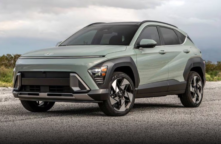 1. Hyundai Kona Limited được xếp hạng thứ nhất trong danh sách này. Mẫu SUV từ Hyundai có ưu điểm thiết kế đẹp mắt, nội thất rộng rãi, hệ thống công nghệ hỗ trợ lái tiên tiến và diện mạo nhìn hiện đại. Xe trang bị động cơ tăng áp GDI 4 xilanh, dung tích 1.6L, cho công suất tối đa 190 mã lực. Giá niêm yết quốc tế của Kona Limited là 31.900 USD (810,7 triệu đồng).