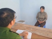 An ninh - Xã hội - Bé gái bị mẹ nuôi nhẫn tâm tạt nước sôi vì làm mất vé số