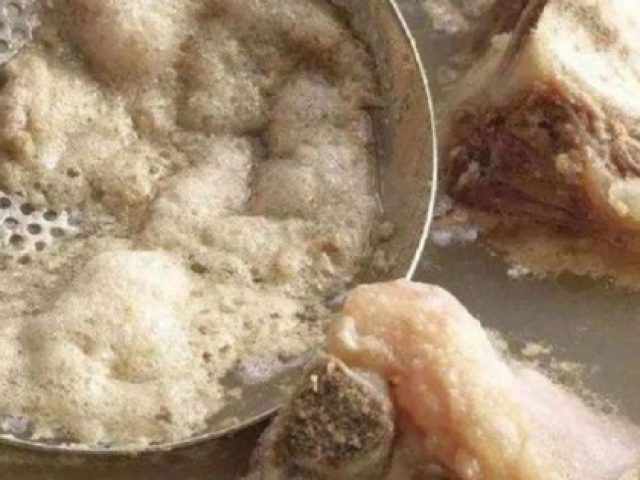 Khi nào mới cần hớt bỏ bọt trong nước hầm xương? Thông tin khiến nhiều người bất ngờ