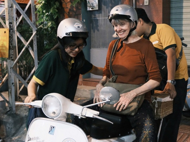 Đêm đi Vespa cổ 'ăn sập Sài Gòn' của du khách Mỹ